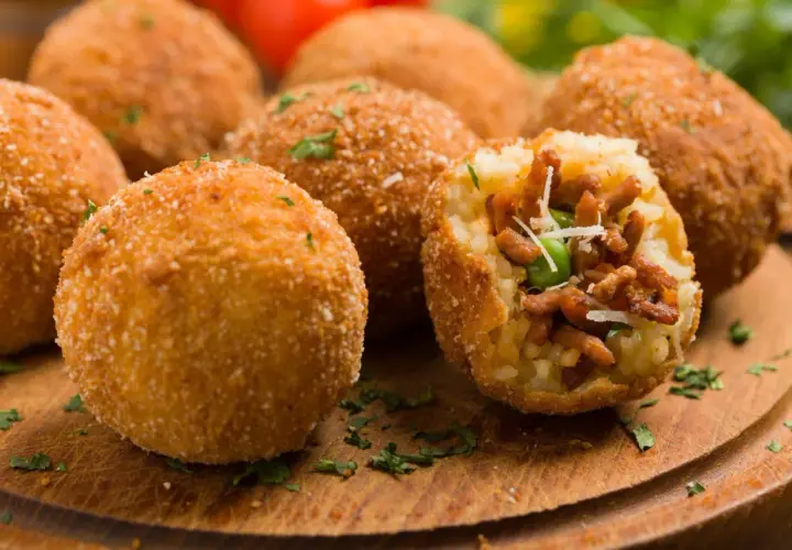 Chrupiące arancini, idealne do kuchni włoskiej przepisy. W środku pyszne nadzienie z mięsa i groszku.
