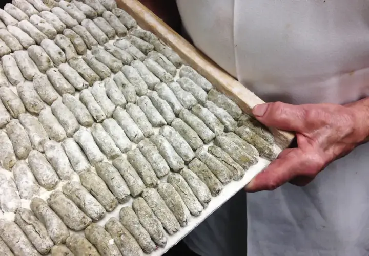 Vassoio pieno di malfatti alla pavese pronti per essere cotti. Un'autentica ricetta tradizionale.