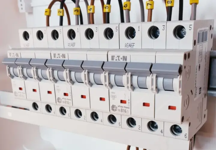 Bezpiecznik B czy C do płyty indukcyjnej? Unikaj groźnych wpadek elektrycznych