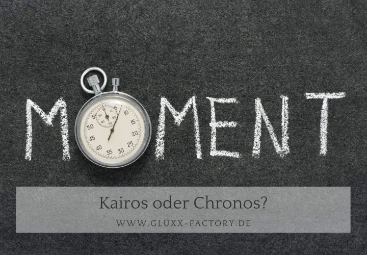 Stoppuhr neben dem Wort "MOMENT" geschrieben mit Kreide. Die Zeit ist jetzt, die richtige Gelegenheit zu ergreifen.