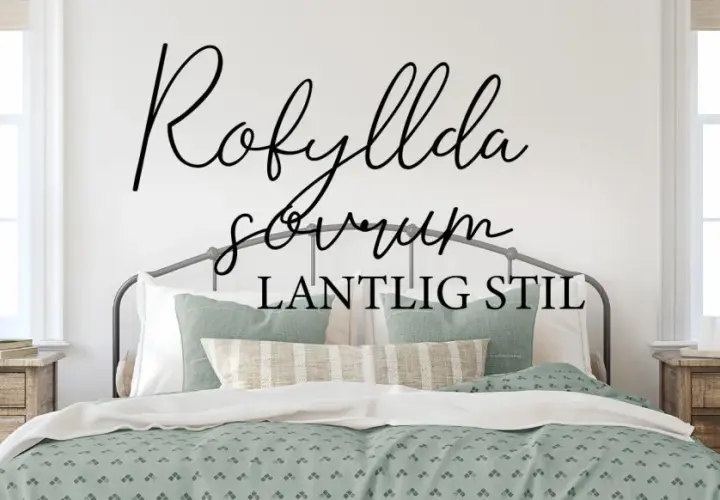 Ett mysigt lantligt sovrum med en säng, nattduksbord och lampor. Texten "Rofyllda sovrum LANTLIG STIL" pryder väggen.
