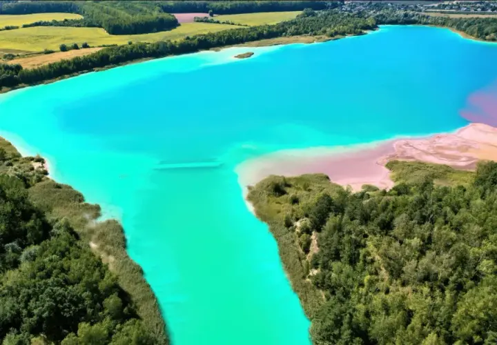 Turkusowe jezioro i różowe plaże tworzą krajobraz jak z Malediwów w Polsce.