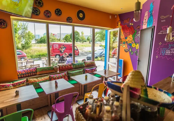 Kolorowa restauracja z kącikiem dla dzieci w Gdańsku. Wesołe meksykańskie dekoracje, wygodne kanapy i stoliki zapraszają na pyszne tacos.