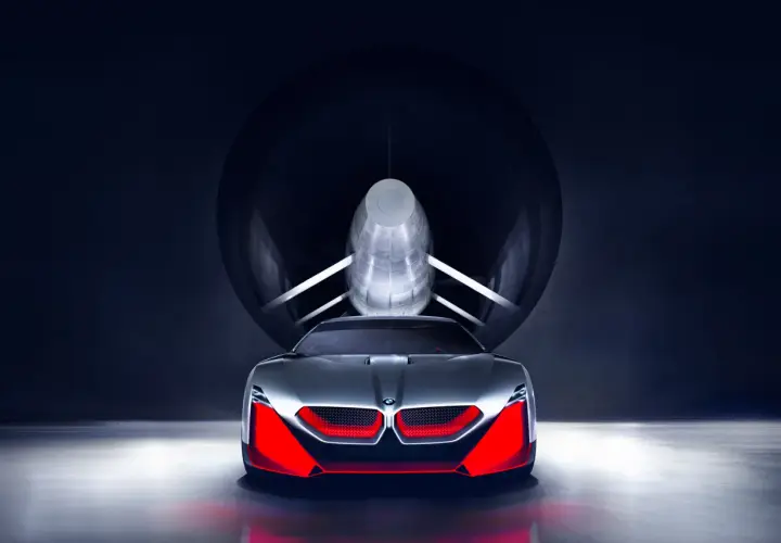 Przyszłościowy koncept BMW M9 w tunelu aerodynamicznym, z agresywnym przodem i czerwonymi akcentami.