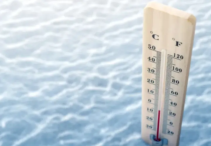 Drewniany termometr pokazuje temperaturę wody. Czy to już lipiec i ile stopni ma Bałtyk?