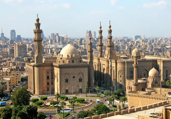 Kair, gdzie najcieplej w lutym, z majestatycznym kompleksem meczetów i minaretów na tle miejskiej panoramy.