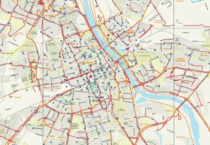Mapa tras rowerowych Warszawy. Czerwone linie pokazują ścieżki i drogi dla rowerzystów, łączące różne dzielnice miasta.