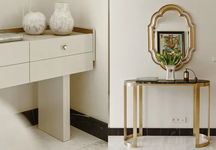 Elegancka konsola z marmurowym blatem i złotymi nogami, ozdobiona wazonem z tulipanami i flakonem perfum. Obok, biała komoda z dwoma wazonami i książką "Art Deco".