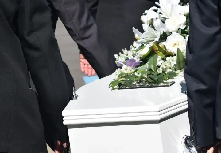 Ile pieniędzy dać księdzu za pogrzeb: aktualne stawki i zwyczaje w Polsce