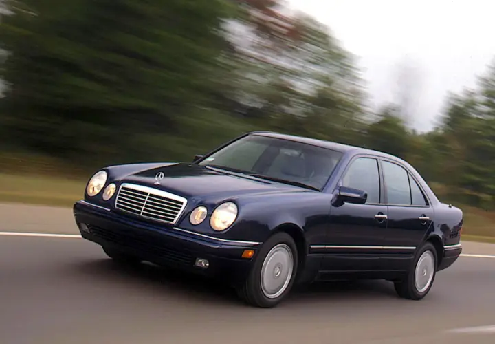 Mercedes-Benz E 320: wszystkie kluczowe dane techniczne i osiągi pojazdu