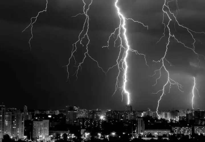 Czy fotowoltaika ściąga pioruny? Fakty, które musisz znać