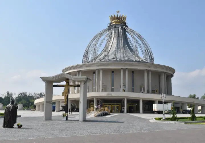 Sanktuarium Rydzyka w Toruniu: historia, architektura i działalność religijna
