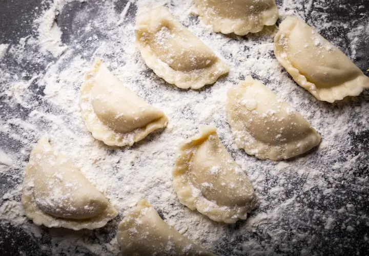 Jaki typ mąki na pierogi zapewni idealną konsystencję ciasta?