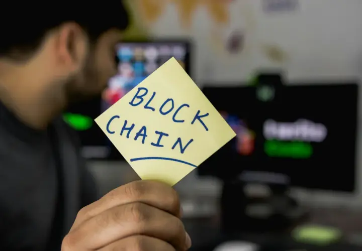 Blockchain w energetyce: Jak technologia może wspierać zrównoważony rozwój?