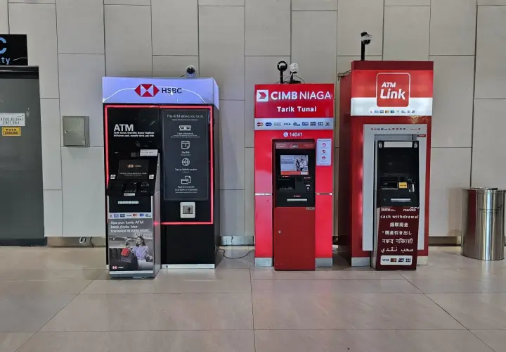 Bankomaty w Indonezji: HSBC, CIMB NIAGA i ATM Link. Można tu wypłacić walutę indonezji, zrobić przelew i zapłacić rachunki.