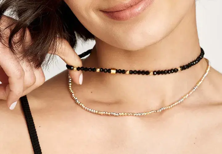 Jak nazywa się naszyjnik tuż przy szyi? Poznaj choker i stylizuj!
