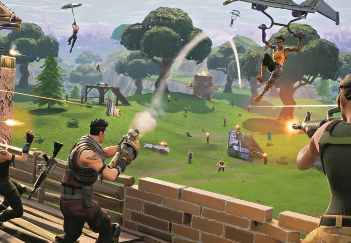 Gracze Fortnite, stworzonego przez Epic Games, walczą na zielonej wyspie. Jedna postać spada na spadochronie, inni strzelają.