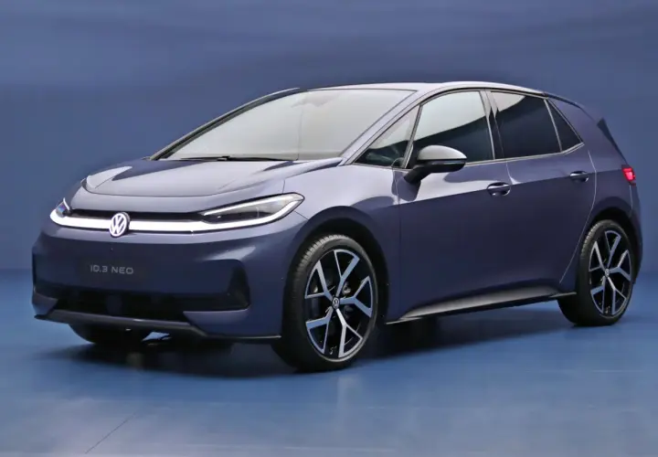 Niebieski Volkswagen ID.3 Neo z nowoczesnymi światłami LED i stylowymi felgami stoi na niebieskim tle.