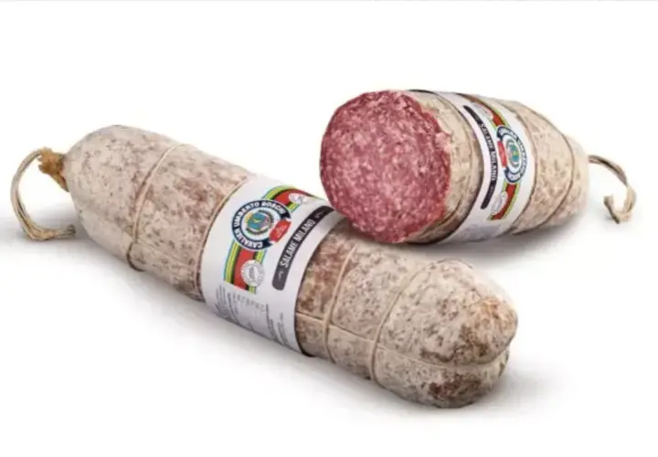 Dwa kawałki włoskiej kiełbasy, jeden przekrojony, ukazujący skąd pochodzi salami.