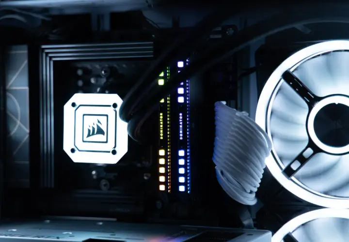 Corsair iCUE erkennt RAM nicht. RGB-Lüfter und beleuchtete Dominator-RAM-Riegel in einem PC-Gehäuse.