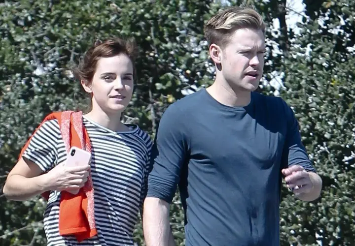 Emma Watson z mężczyzną na spacerze. Czy Emma Watson ma męża? Nie wiadomo, ale wygląda na szczęśliwą.