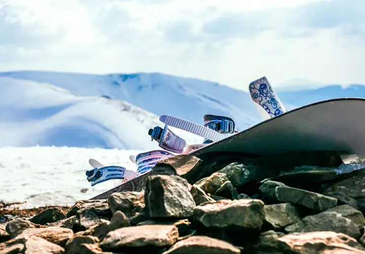 Wiązania snowboardowe twarde czy miękkie - co wybrać dla siebie?