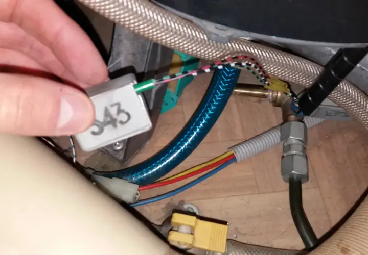 Maintenant, je comprends le prix de l'entretien du chauffage Truma de mon camping-car. Câblage et tuyauterie visibles.