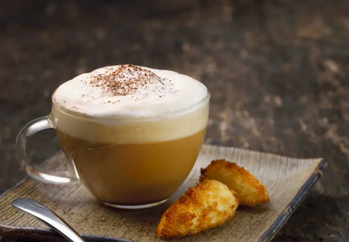 Pyszne cappuccino z pianką, idealne na chwilę relaksu. Dowiedz się, jak zrobić cappuccino bez ekspresu i ciesz się domową kawą.