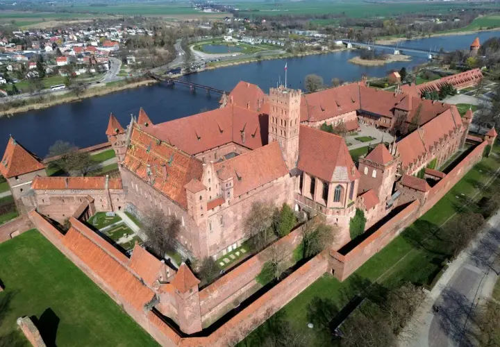 Potężne zamki krzyżackie w Polsce, jak ten w Malborku, imponują skalą i architekturą.