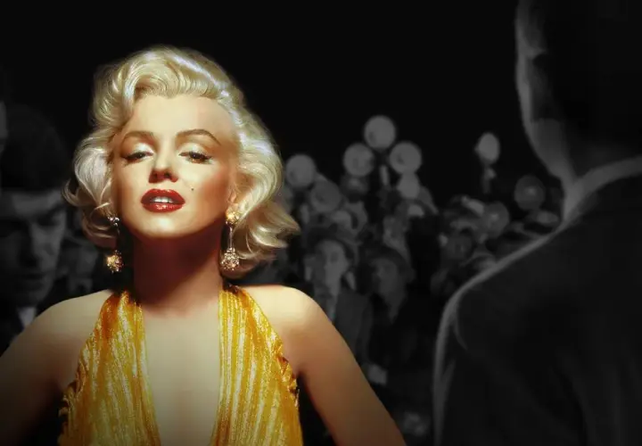 Marilyn Monroe i sin gyllene klänning, omgiven av fotografer. En glimt av mitt liv som Marilyn.