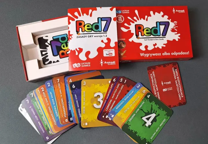 Gra Red7 to dynamiczna gra w karty dla czterech osób. Zestaw zawiera kolorowe karty z zasadami i instrukcją.