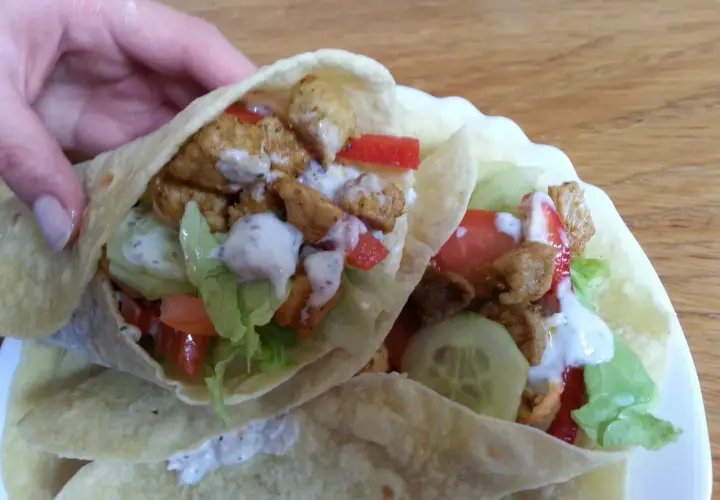 Kebab w bułce czy tortilla - co jest zdrowszym wyborem?