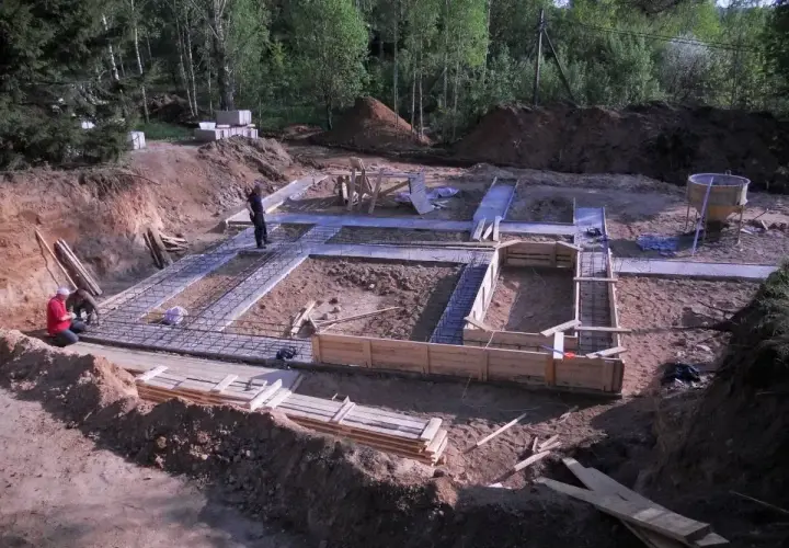 Budowa fundamentów domu. Widać zbrojenie i szalunki. Czy to będzie chudziak?