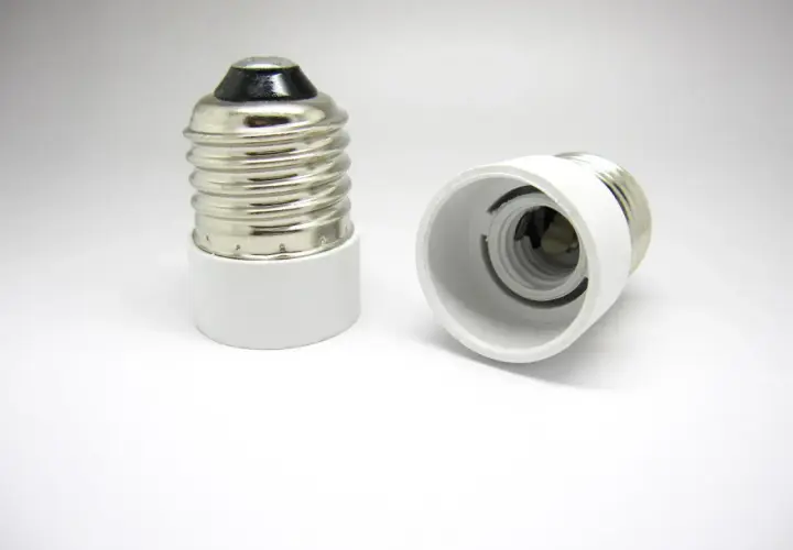 Dos adaptadores de portalámparas, uno vertical y otro horizontal, listos para convertir un casquillo E27 a E14.
