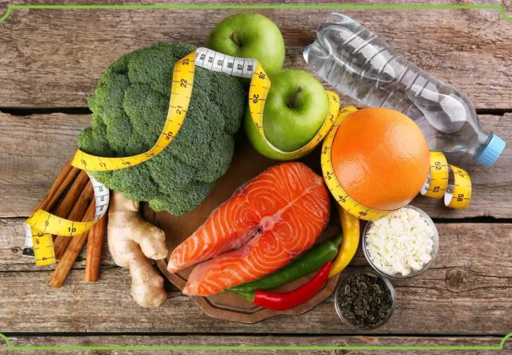 Łosoś, brokuły, jabłka, grejpfrut, imbir, chili i zielona herbata – składniki, które pomogą Ci jak przyspieszyć metabolizm. Miarka krawiecka symbolizuje cel.