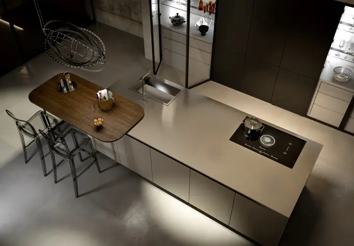 Un'elegante cucina moderna con isola centrale in acciaio spazzolato, piano a induzione e un'area snack in legno. Perfetta per chi ama lappare in cucina con stile.