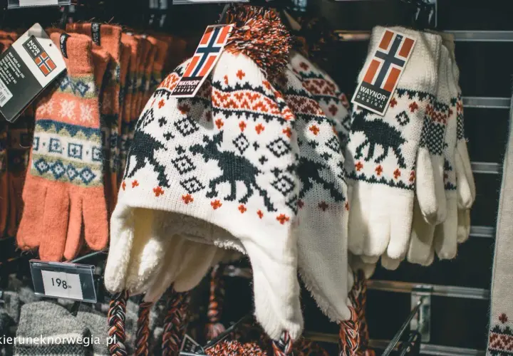 Czapka i rękawiczki z norweskimi wzorami, idealne pamiątki. Zastanawiasz się, co przywieźć z Norwegii? Te ciepłe akcesoria to świetny wybór!