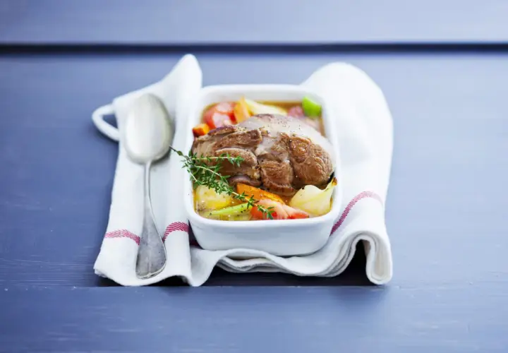 Un plat de gigot de 7 heures, tendre et savoureux, mijoté avec des légumes racines et des herbes fraîches.