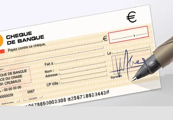 Un stylo est prêt à vérifier un chèque de banque. Les détails du chèque sont visibles, y compris le nom de la banque et le montant en euros.