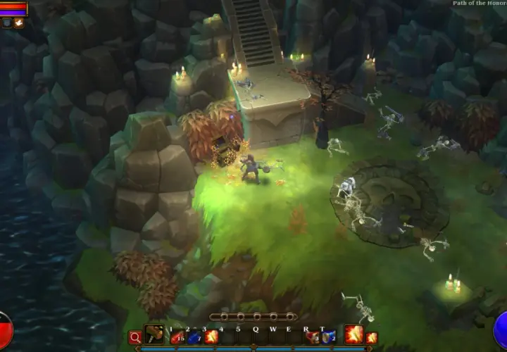 Postać walczy ze szkieletami w jaskini. To fragment poradnika Torchlight 2.