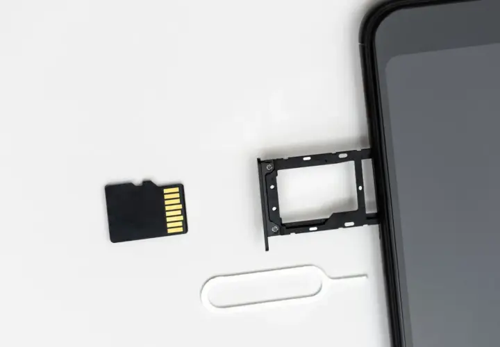 Micro SD-Karte neben SIM-Karten-Schlitten und Werkzeug. Die Micro SD-Karte wird nicht erkannt.
