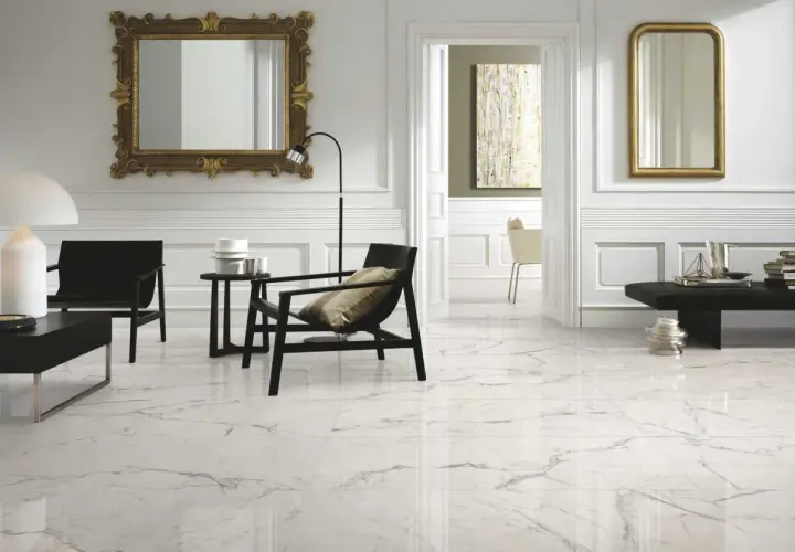 Un elegante soggiorno con pavimenti in gres porcellanato levigato che riflettono la luce, mobili moderni e specchi dorati.
