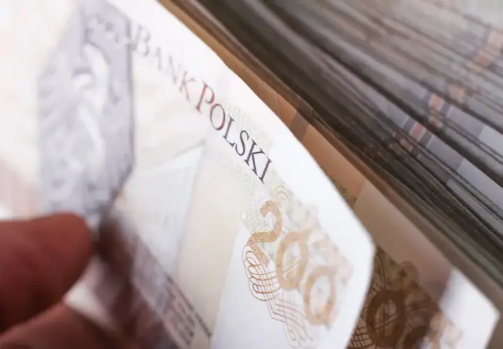 Stos banknotów "BANK POLSKI" i cyfra "200". Czy to odpowiedź na pytanie mikrorachunek podatkowy co to?