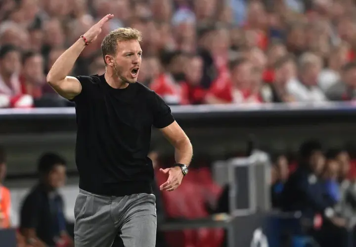Trener reprezentacji Niemiec, Julian Nagelsmann, w emocjonalny sposób instruuje zawodników.
