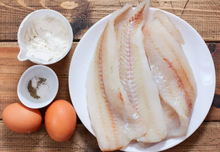Świeże filety rybne, jajka, mąka i przyprawy gotowe do przygotowania pysznego ceviche.