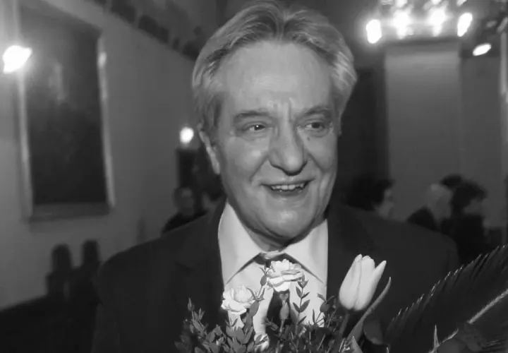 Uśmiechnięty Jerzy Grałek z bukietem kwiatów. Nieznana jest przyczyna, na co zmarł.