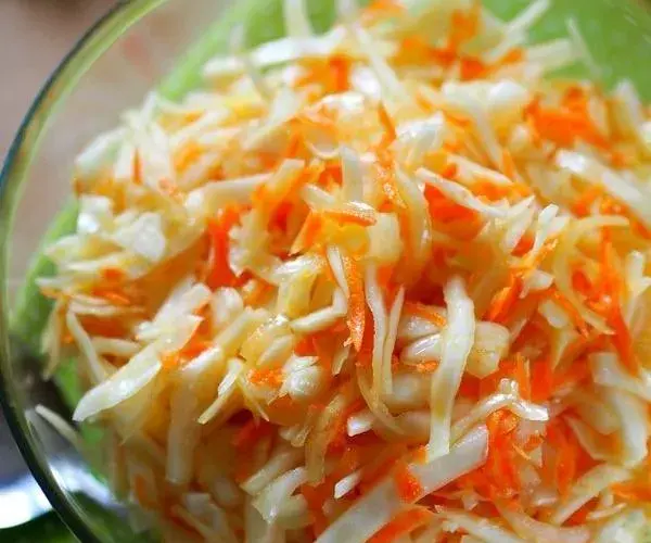 Surówka jak u Chińczyka z czosnkiem – prosty przepis na smakowitość