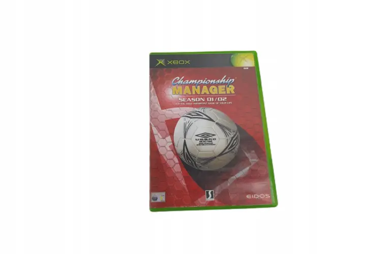 Okładka gry Championship Manager 01/02 na konsolę Xbox z piłką nożną.