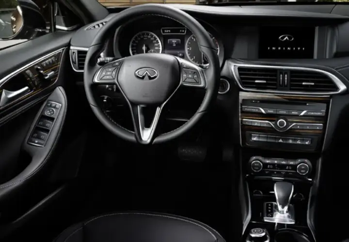 Interior de un Infiniti QX30, con volante, pantalla y consola central. Se discuten los **infiniti qx30 problemas** comunes.