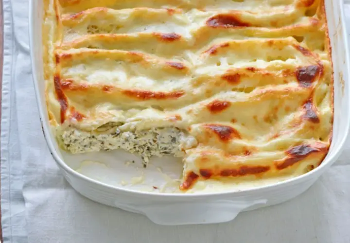 Cannelloni ricotta-spinat italienisch, überbacken mit cremiger Käsesauce, goldbraun gebacken.
